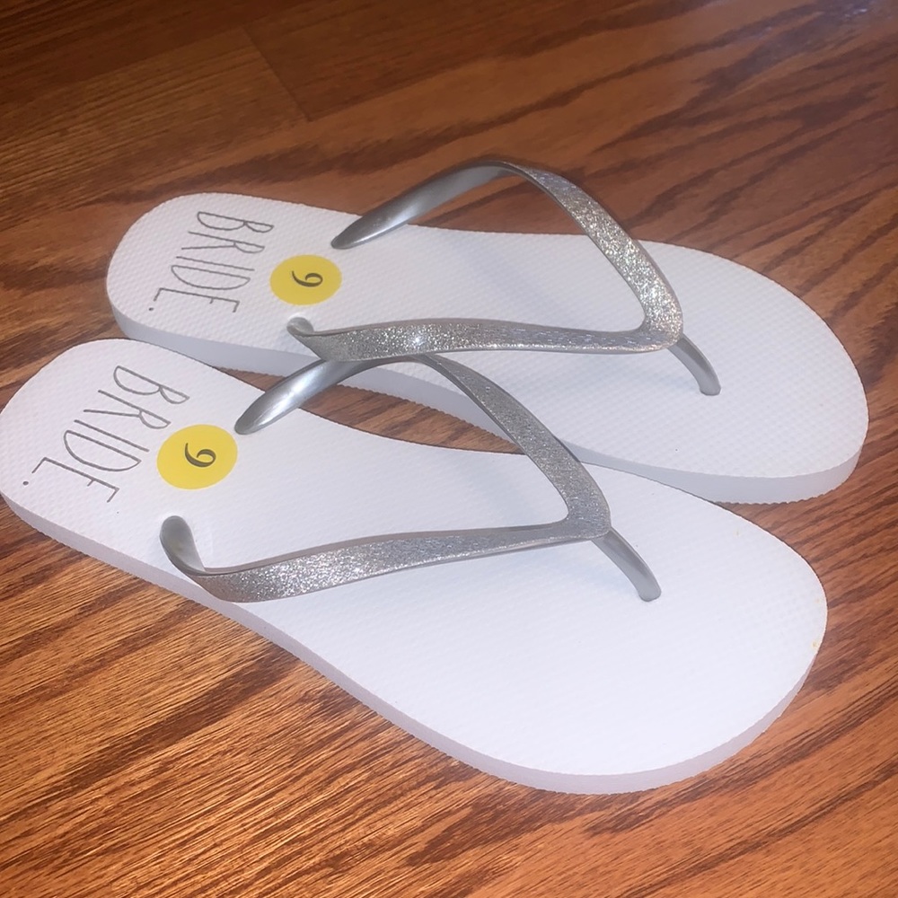 RAE DUNN BRIDE WHITE anD SILVER FLIP FLOPS Size 9/10